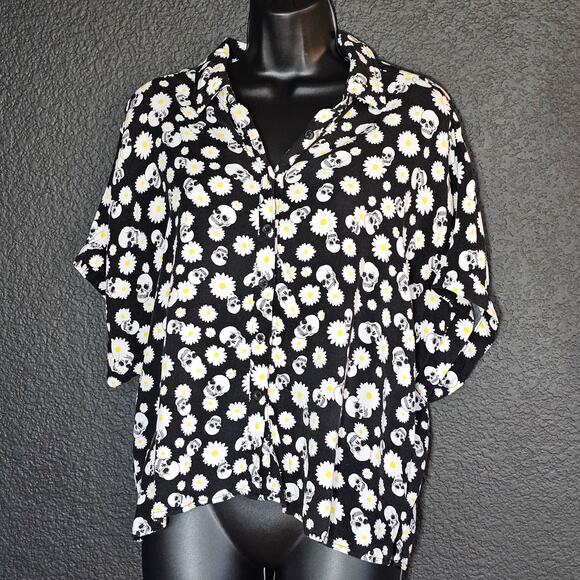 Skulls and Daisies Button Up Shirt Hot Topic Size Medium Jrs Oversized Fit - Picture 1 of 8
